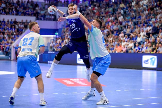 September 29, 2026, Handball, EL, VfL Gummersbach vs. PGE Wybrzeza Gdansk, Matchday 1 of the EHF European League, 2026–27 Men’s Season, Schwalbe Arena: Oskar Czertowicz (PGE 19) shoots the ball toward the goal against Kristjan Horzen (VfL Gummersbach 27); Stepan Zeman (VfL Gummersbach 66), North Rhine-Westphalia, Germany