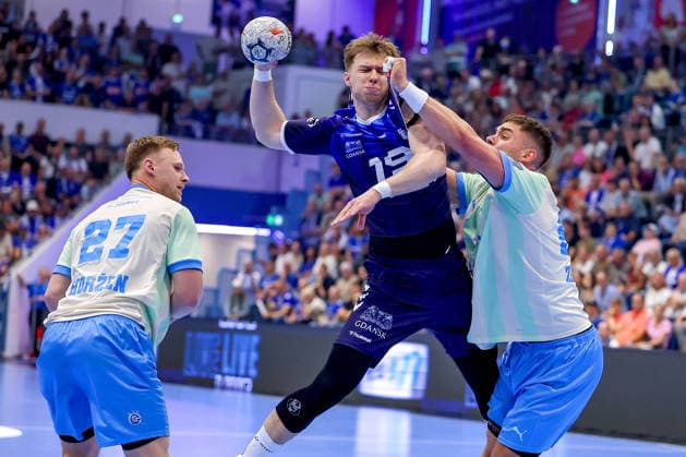 September 29, 2026, Handball, EL, VfL Gummersbach vs. PGE Wybrzeza Gdansk, Matchday 1 of the EHF European League, 2026–27 Men’s Season, Schwalbe Arena: Oskar Czertowicz (PGE 19) shoots the ball toward the goal against Kristjan Horzen (VfL Gummersbach 27); Stepan Zeman (VfL Gummersbach 66), North Rhine-Westphalia, Germany