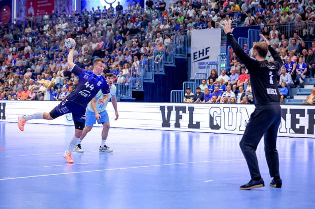 September 29, 2026, Handball, EL, VfL Gummersbach vs. PGE Wybrzeza Gdansk, Matchday 1 of the EHF European League, 2026–27 Men’s Season, Schwalbe Arena: Mikolaj Czaplinski (PGE 44) shoots the ball at the goal defended by Ignacio Biosca (VfL Gummersbach 01), North Rhine-Westphalia, Germany