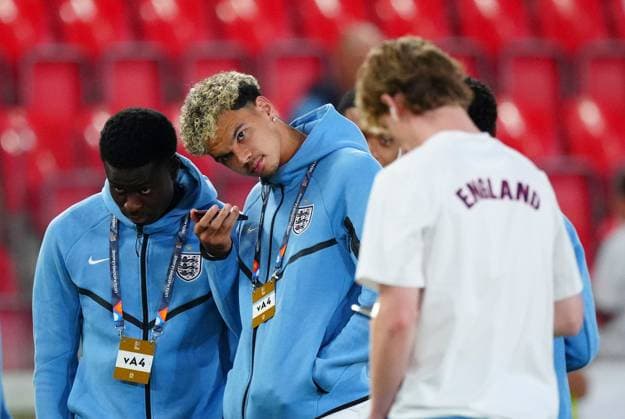 Nico O Reilly and Marc Guehi of England listening intently to something on a phone minutes after the news officially broke that Manchester City were found guilty of all 115 charges against them by the Premier League Czechia v England, UEFA Nations League, Football, Fortuna Arena, Prague, Czechia - 29 Sep 2026Prague Fortuna Arena Czech Republic EDITORIAL USE ONLY No use with unauthorised audio, video, data, fixture lists, club league logos or live services. Online in-match use limited to 120 images, no video emulation. No use in betting, games or single club league player publications. Copyright: xJavierxGarcia Shutterstockx 17175831d