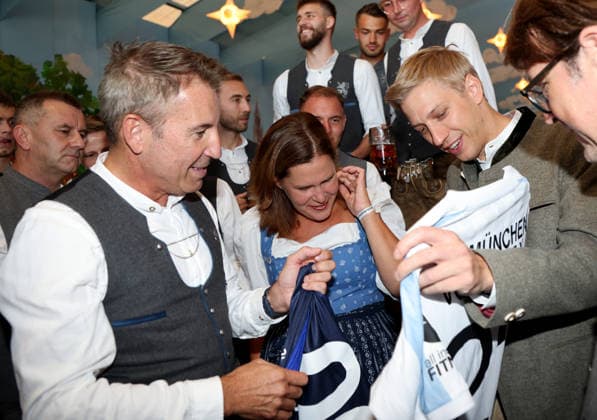 Soccer, Men s, Bavarian Regional League, 2026–2027 Season, TSV 1860 Munich, Official Oktoberfest Visit, Hacker Festzelt: Gernot Mang, President of TSV 1860 Munich, with Verena Dietl, 3rd Deputy Mayor of the City of Munich, and Dominik Krause, Mayor of the City of Munich (from left to right), examining the jersey