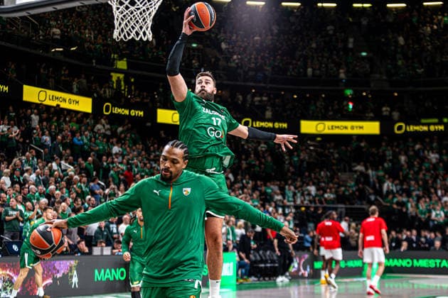 Zalgiris Kaunas vs Olympiacos Piraeus - EuroLeague Jonas Valanciunas dunking Kaunas Kaunas Lithuania