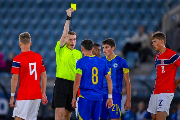 U21 European Championship Qualifier: Norway vs. Bosnia and Herzegovina, Stavanger, September 29, 2026. Referee Ryan Lee shows a yellow card to Bosnia and Herzegovina’s Anes Krdzalic during the U21 European Championship qualifier between Norway and Bosnia and Herzegovina at Lyse Arena in Stavanger. Photo: Carina Johansen NTB Stavanger, Norway EDITORIAL USE ONLY RESTRICTED USE FOR BETTING COMPANIES  Copyright: xCarinaxJohansenx xNTBx