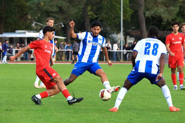 September 29, 2026, Germany, Soccer, Friendly Match, 2. Bundesliga, Matchday, 2026–2027 Season, Ernst Reuter Stadium, Berlin, Hertha 03 Zehlendorf vs. Hertha BSC, Samet Oeguet (Hertha 03) 22, Kevin Sessa (Hertha BSC Berlin) 8–2. DFB and DFL regulations prohibit any use of photographs as image sequences and or quasi-video. nordphoto GmbH, Engler, Berlin, Ernst Reuter Stadium, Berlin, Germany Copyright: xNordphotox xEnglerx
