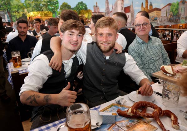 Soccer, Men s, Bavarian Regional League, 2026–2027 Season, TSV 1860 Munich, Official Oktoberfest Visit, Hacker Festzelt: Noah Klose (TSV 1860 Munich, left) with Matthew Collins (TSV 1860 Munich, right), thumbs up