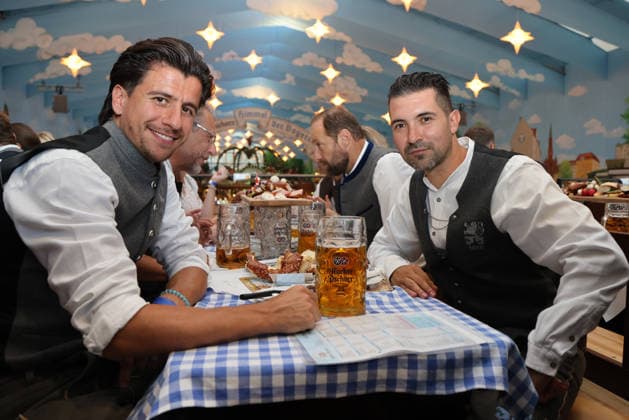 Soccer, Men s, Bavarian Regional League, 2026–2027 Season, TSV 1860 Munich, Official Oktoberfest Visit, Hacker Festzelt: Tunay Deniz (TSV 1860 Munich, left) and Alper Kayabunar (TSV 1860 Munich coach, right) sitting at a table