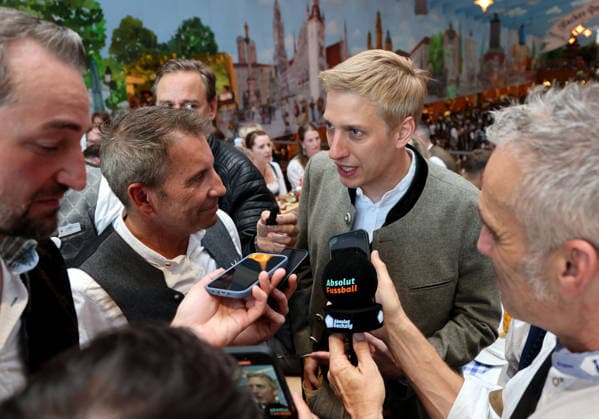 Soccer, Men s, Bavarian Regional League, 2026–2027 Season, TSV 1860 Munich, Official Oktoberfest Visit, Hacker Festzelt: Discussion between Gernot Mang, President of TSV 1860 Munich (left), and Dominik Krause, Mayor of Munich (right) – Interview