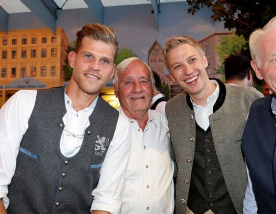 Soccer, Men s, Bavarian Regional League, 2026–2027 Season, TSV 1860 Munich, Official Oktoberfest Visit, Hacker Festzelt: Florian Niederlechner of TSV 1860 Munich with Bubi Bründl and Dominik Krause, Mayor of Munich (from left to right)