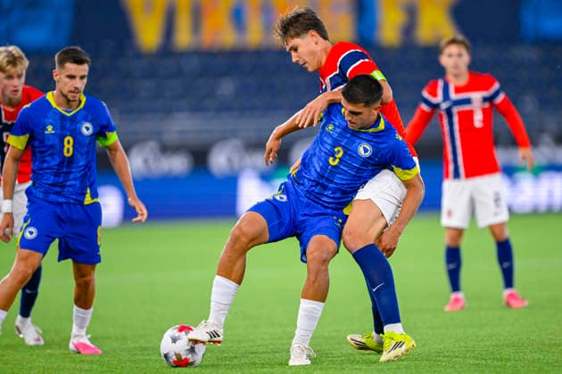 U21 European Championship Qualifier: Norway vs. Bosnia and Herzegovina, Stavanger, September 29, 2026. Bosnia and Herzegovina s Filip Taraba goes head-to-head with Norway s Eirik Franke Saunes during the U21 European Championship qualifier between Norway and Bosnia and Herzegovina at Lyse Arena in Stavanger. Photo: Carina Johansen, NTB, Stavanger, Norway. EDITORIAL USE ONLY. RESTRICTED USE FOR BETTING COMPANIES  Copyright: xCarinaxJohansenx xNTBx