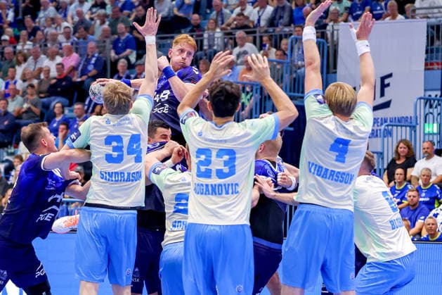 September 29, 2026, Handball, EL, VfL Gummersbach vs. PGE Wybrzeza Gdansk, Matchday 1 of the EHF European League, 2026–27 Men’s Season, Schwalbe Arena Mauer from Gardar Ingi Sindrason VfL Gummersbach 34 Nikola Roganovic VfL Gummersbach 23 Ellidi Vidarsson VfL Gummersbach 04 defends the free throw by Tomasz Gebala PGE 48 North Rhine-Westphalia, Germany