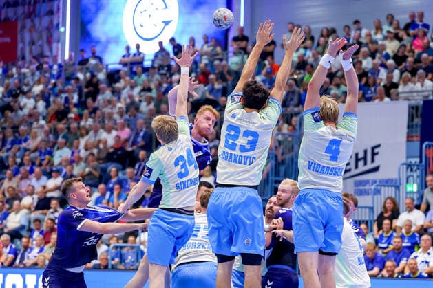 September 29, 2026, Handball, EL, VfL Gummersbach vs. PGE Wybrzeza Gdansk, Matchday 1 of the EHF European League, 2026–27 Men’s Season, Schwalbe Arena Mauer from Gardar Ingi Sindrason VfL Gummersbach 34 Nikola Roganovic VfL Gummersbach 23 Ellidi Vidarsson VfL Gummersbach 04 defends the free throw by Tomasz Gebala PGE 48 North Rhine-Westphalia, Germany
