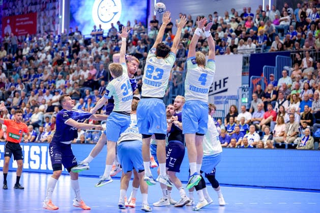 September 29, 2026, Handball, EL, VfL Gummersbach vs. PGE Wybrzeza Gdansk, Matchday 1 of the EHF European League, 2026–27 Men’s Season, Schwalbe Arena Mauer from Gardar Ingi Sindrason VfL Gummersbach 34 Nikola Roganovic VfL Gummersbach 23 Ellidi Vidarsson VfL Gummersbach 04 defends the free throw by Tomasz Gebala PGE 48 North Rhine-Westphalia, Germany