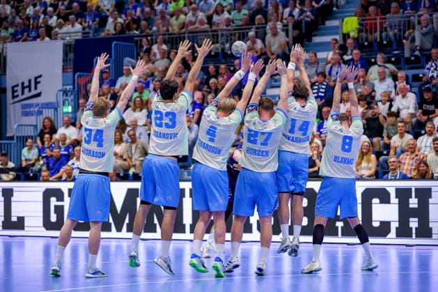 September 29, 2026, Handball, EL, VfL Gummersbach vs. PGE Wybrzeza Gdansk, Matchday 1 of the EHF European League, 2026–27 Men’s Season, Schwalbe Arena Mauer from Gardar Ingi Sindrason VfL Gummersbach 34 Nikola Roganovic VfL Gummersbach 23 Ellidi Vidarsson VfL Gummersbach 04 Kristjan Horzen VfL Gummersbach 27 Teitur Einarsson VfL Gummersbach 14 Lukas Blohme, VfL Gummersbach 08, defends the free throw in North Rhine-Westphalia, Germany