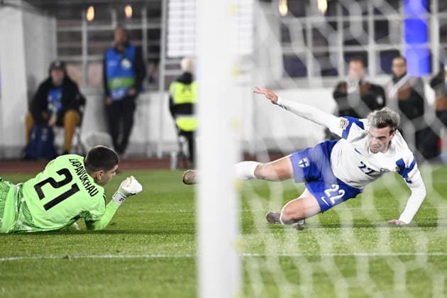 LKS 20260929 Goalkeeper Fedor Lapoukhov of Belarus stops Daniel Hakans (R) of Finland during the UEFA Nations League League C Group C1 football match between Finland and Belarus in Helsinki, Finland, on September 29, 2026. - RONI REKOMAA Helsinki Finland dNNVrDAw4WI  Copyright: xRonixRekomaax dNNVrDAw4WI
