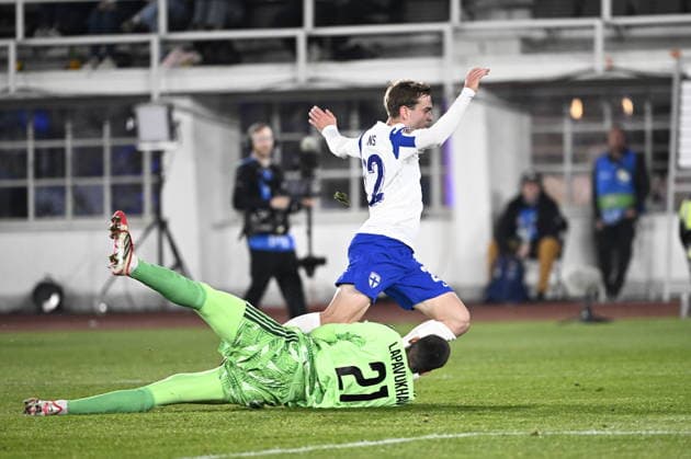 LKS 20260929 Goalkeeper Fedor Lapoukhov of Belarus stops Daniel Hakans (R) of Finland during the UEFA Nations League League C Group C1 football match between Finland and Belarus in Helsinki, Finland, on September 29, 2026. - RONI REKOMAA Helsinki Finland upPNuEK_lZI  Copyright: xRonixRekomaax upPNuEK_lZI