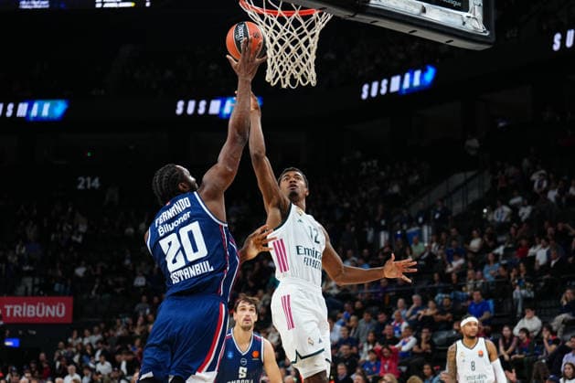 Anadolu Efes v Real Madrid EuroLeague ISTANBUL, TURKIYE - SEPTEMBER 29: Theo Maledon 12, of Real Madrid defends against Bruno Fernando 20, of Anadolu Efes during the EuroLeague Regular Season Round 2 match between Anadolu Efes and Real Madrid at Turkcell Basketball Development Center on September 29, 2026 in Istanbul, Turkiye. Istanbul Turkcell Basketball Development Center Istanbul Turkiye Copyright: x x2026xYagizxGurtugx xPSxImagesxYagizxGurtugx