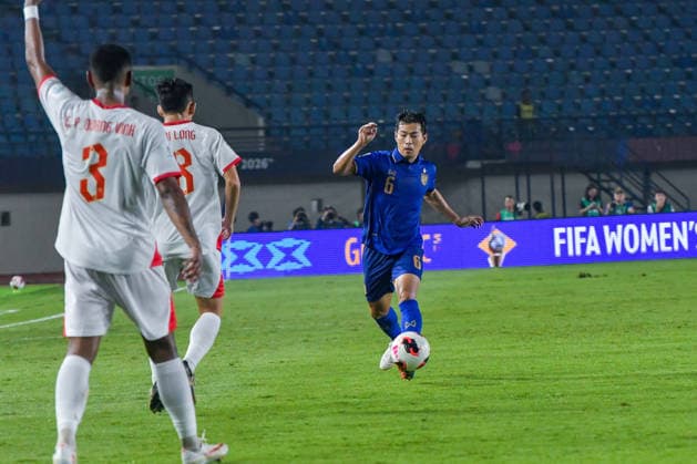 Thailand v Vietnam - FIFA ASEAN CUP 2026 Thai national team, Nationalteam player Yooyen Sarach dribbles the ball during a match against the Vietnamese national team at the 2026 FIFA ASEAN Cup at SI Jalak Harupat Stadium in Bandung, West Java, Indonesia, on September 29, 2026. Thailand defeats Vietnam 2-0. BANDUNG West Java Indonesia  Copyright: xKhairizalxMarisx originalFilename:maris-thailand260929_npFx6.jpg