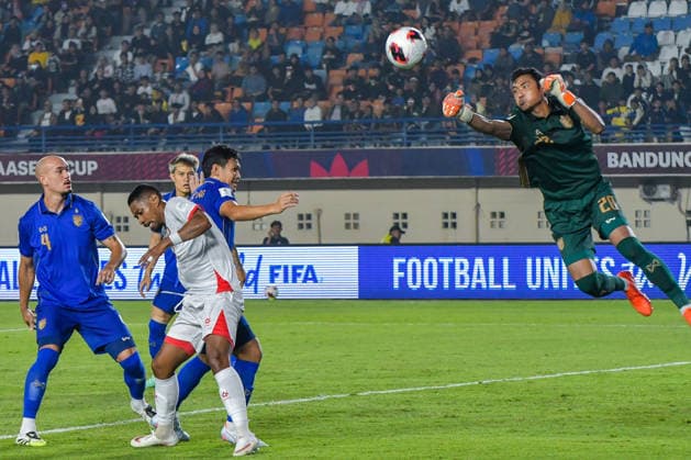 Thailand v Vietnam - FIFA ASEAN CUP 2026 Thailand national team, Nationalteam goalkeeper Anuin Saranon (right) makes a save during a match against the Vietnam national team at the 2026 FIFA ASEAN Cup at SI Jalak Harupat Stadium in Bandung, West Java, Indonesia, on September 29, 2026. Thailand defeats Vietnam 2-0. BANDUNG West Java Indonesia  Copyright: xKhairizalxMarisx originalFilename:maris-thailand260929_npH3y.jpg