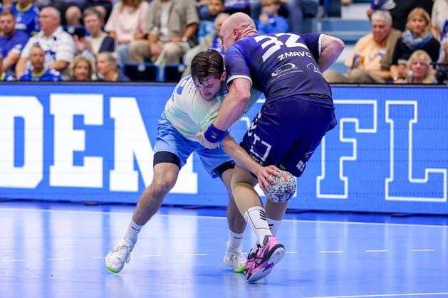 September 29, 2026, Handball, EL, VfL Gummersbach vs. PGE Wybrzeza Gdansk, Matchday 1 of the EHF European League, 2026–27 Men’s Season, Schwalbe Arena, Ludvig Hallbäck, VfL Gummersbach 20 is held in check by Nejc Zmavc, PGE 32, North Rhine-Westphalia, Germany