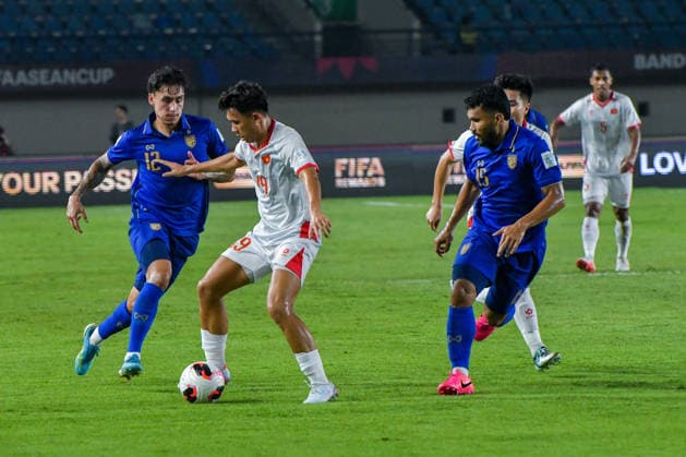 Thailand v Vietnam - FIFA ASEAN CUP 2026 Thai national team, Nationalteam player Mickelson Nicholas (left) competes for the ball with Vietnamese national team player Vo Hoang Minh Khoa (center) during a 2026 FIFA ASEAN Cup match at SI Jalak Harupat Stadium in Bandung, West Java, Indonesia, on September 29, 2026. Thailand defeated Vietnam 2-0. BANDUNG West Java Indonesia  Copyright: xKhairizalxMarisx originalFilename:maris-thailand260929_np7b4.jpg