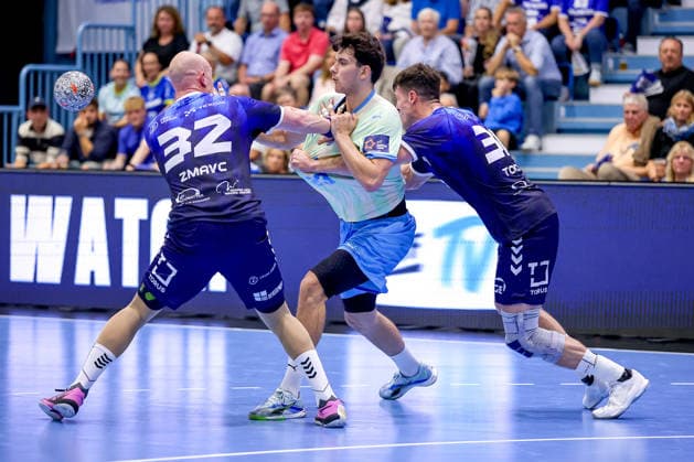 September 29, 2026, Handball, EL, VfL Gummersbach vs. PGE Wybrzeza Gdansk, Matchday 1 of the EHF European League, 2026–27 Men’s Season, Schwalbe Arena Nikola Roganovic (VfL Gummersbach 23) in a one-on-one battle against Nejc Zmavc (PGE 32) and Wiktor Tomczak (PGE 30), North Rhine-Westphalia, Germany