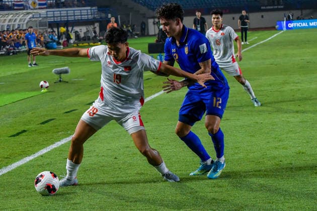 Thailand v Vietnam - FIFA ASEAN CUP 2026 Thai national team, Nationalteam player Mickelson Nicholas (right) competes for the ball with Vietnamese national team player Vo Hoang Minh Khoa (left) during a 2026 FIFA ASEAN Cup match at SI Jalak Harupat Stadium in Bandung, West Java, Indonesia, on September 29, 2026. Thailand defeats Vietnam 2-0. BANDUNG West Java Indonesia  Copyright: xKhairizalxMarisx originalFilename:maris-thailand260929_nplsP.jpg