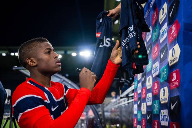 September 29, 2026: Tobias Saliou Moi Sène of Norway with fans after the UEFA European Under-21 Qualifier soccer match between Norway and Bosnia and Herzegovina on September 29, 2026 in Stavanger. Photo by Marius Simensen, BILDBYRAN COP 238 bbeng bosnia bosnia and herzegovina em qualification soccer football norway u21 uefa euro under-21 qualifiers  Copyright: MARIUSxSIMENSEN BB260929BB495