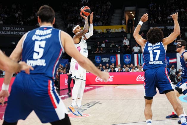 Anadolu Efes v Real Madrid EuroLeague ISTANBUL, TURKIYE - SEPTEMBER 29: Chuma Okeke 8, of Real Madrid attempts a three-point shot during the EuroLeague Regular Season Round 2 match between Anadolu Efes and Real Madrid at Turkcell Basketball Development Center on September 29, 2026 in Istanbul, Turkiye. Istanbul Turkcell Basketball Development Center Istanbul Turkiye Copyright: x x2026xYagizxGurtugx xPSxImagesxYagizxGurtugx