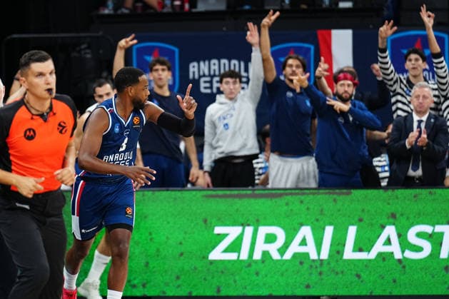 Anadolu Efes v Real Madrid EuroLeague ISTANBUL, TURKIYE - SEPTEMBER 29: Jordan Loyd 3, of Anadolu Efes celebrates after scoring during the EuroLeague Regular Season Round 2 match between Anadolu Efes and Real Madrid at Turkcell Basketball Development Center on September 29, 2026 in Istanbul, Turkiye. Istanbul Turkcell Basketball Development Center Istanbul Turkiye Copyright: x x2026xYagizxGurtugx xPSxImagesxYagizxGurtugx