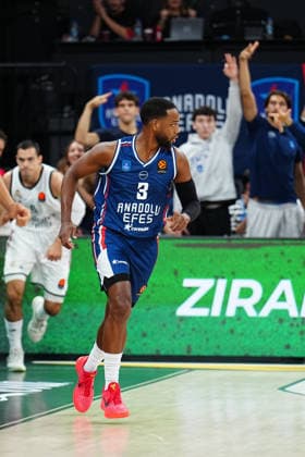 Anadolu Efes v Real Madrid EuroLeague ISTANBUL, TURKIYE - SEPTEMBER 29: Jordan Loyd 3, of Anadolu Efes celebrates after scoring during the EuroLeague Regular Season Round 2 match between Anadolu Efes and Real Madrid at Turkcell Basketball Development Center on September 29, 2026 in Istanbul, Turkiye. Istanbul Turkcell Basketball Development Center Istanbul Turkiye Copyright: x x2026xYagizxGurtugx xPSxImagesxYagizxGurtugx