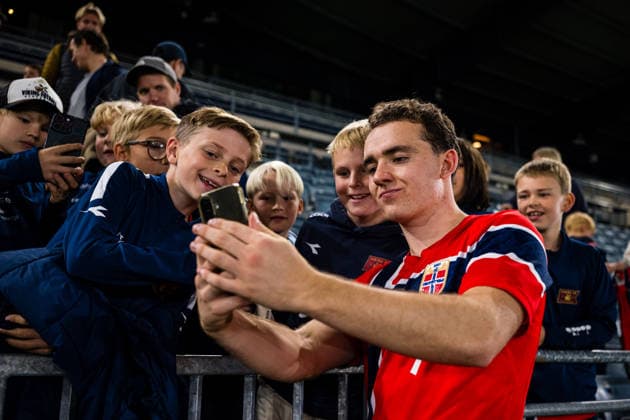 September 29, 2026: Edvin Austbo of Norway with fans after the UEFA European Under-21 Qualifier soccer match between Norway and Bosnia and Herzegovina on September 29, 2026 in Stavanger. Photo by Marius Simensen. BILDBYRAN COP 238 bbeng bosnia bosnia and herzegovina eu qualifiers soccer u21 uefa euro under-21 qualifiers  Copyright: MARIUSxSIMENSEN BB260929BB504