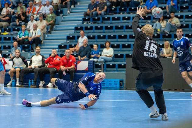 Nejc Zmavc, wing player, PGE Wybrzeze Gdansk 32, Bertram Obling, goalkeeper, VfL Gummersbach 16, , VfL Gummersbach vs. PGE Wybrzeze Gdansk, EHF European League, Men s, Matchday 1, 2026–2027 season, September 29, 2026, Gummersbach, North Rhine-Westphalia, Germany Copyright: xkolbert-press MartinxWdziecznyx