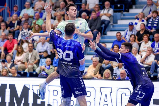 September 29, 2026, Handball, EL, VfL Gummersbach vs. PGE Wybrzeza Gdansk, Matchday 1 of the EHF European League, 2026–27 Men’s Season, Schwalbe Arena: Nikola Roganovic (VfL Gummersbach, 23) is marked by Wiktor Tomczak (PGE, 30) at the circle, North Rhine-Westphalia, Germany
