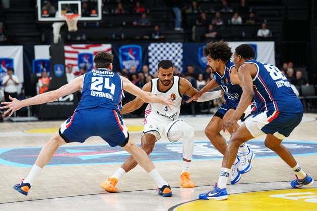 Anadolu Efes v Real Madrid EuroLeague ISTANBUL, TURKIYE - SEPTEMBER 29: Timothe Luwawu-Cabarrot 3, of Real Madrid is seen in action under pressure from Ercan Osmani 24, Kai Jones 88, and Collin Malcolm of Anadolu Efes during the EuroLeague Regular Season Round 2 match between Anadolu Efes and Real Madrid at Turkcell Basketball Development Center on September 29, 2026 in Istanbul, Turkiye. Istanbul Turkcell Basketball Development Center Istanbul Turkiye Copyright: x x2026xYagizxGurtugx xPSxImagesxYagizxGurtugx