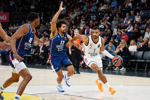 Anadolu Efes v Real Madrid EuroLeague ISTANBUL, TURKIYE - SEPTEMBER 29: Timothe Luwawu-Cabarrot 3, of Real Madrid dribbles the ball during the EuroLeague Regular Season Round 2 match between Anadolu Efes and Real Madrid at Turkcell Basketball Development Center on September 29, 2026 in Istanbul, Turkiye. Istanbul Turkcell Basketball Development Center Istanbul Turkiye Copyright: x x2026xYagizxGurtugx xPSxImagesxYagizxGurtugx