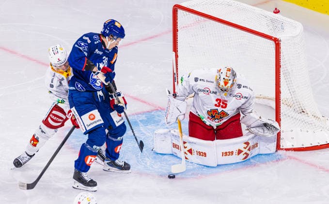 Ice Hockey National League Regular Season: ZSC Lions vs. EHC Bie Zurich, Switzerland, September 29, 2026. No. 36 Simon Knack of the ZSC Lions is pushed to the side by No. 9 Viktor Söderström of Biel, preventing him from capitalizing on the rebound from goalkeeper No. 35 Harri Säteri of Biel. Copyright: xAndreasxHaasx
