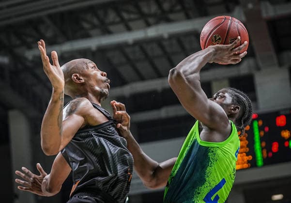 TOFAS v Niners Chemnitz - BKT EuroCup BKT Avrupa Kupasi nda 2026-2027 sezonu C Grubu ilk maçinda TOFAS ile Almanya nin Niners Chemnitz takimi karsi karsiya geldi. TOFASli Brown (sagda), bir pozisyonda Niners Chemnitzli Atking (solda) ile mücadele etti. Sergen Sezgin Anadolu Bursa Turkey. Editorial use only. Please get in touch for any other usage.  Copyright: x2026xAnadoluxSergenxSezginx