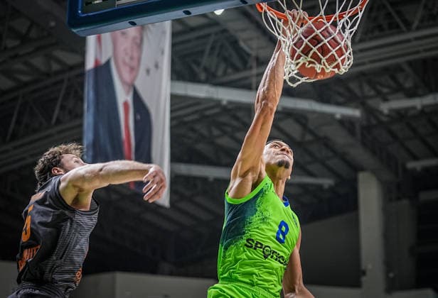 TOFAS v Niners Chemnitz - BKT EuroCup BURSA, TURKIYE - SEPTEMBER 29: Jones (8) of TOFAS vies with Burnham (L) of Niners Chemnitz during the BKT EuroCup Week Group C opening match between TOFAS and Niners Chemnitz in Bursa, Turkiye, on September 29, 2026. Sergen Sezgin Anadolu Bursa Turkey. Editorial use only. Please get in touch for any other usage.  Copyright: x2026xAnadoluxSergenxSezginx