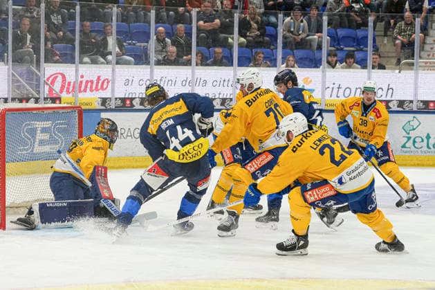 September 29, 2026, Quinto, Gottardo Arena, NL: HC Ambrì Piotta vs. HC Davos—scramble in front of goal—goalie Sandro Aeschlimann, Davos, Quinto, Gottardo Arena, Ticino, Switzerland Copyright: xJustPictures.ch JarixPestelaccix jp-en-JaPe-JP6_JAr_NL_HCAP_HCD_29Sep2026_000025