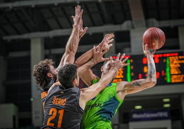 TOFAS v Niners Chemnitz - BKT EuroCup BURSA, TURKIYE - SEPTEMBER 29: Yigitcan Saybir (R) of TOFAS vies with Seric (21) and Burnham (L) of Niners Chemnitz during the BKT EuroCup Week Group C opening match between TOFAS and Niners Chemnitz in Bursa, Turkiye, on September 29, 2026. Sergen Sezgin Anadolu Bursa Turkey. Editorial use only. Please get in touch for any other usage.  Copyright: x2026xAnadoluxSergenxSezginx