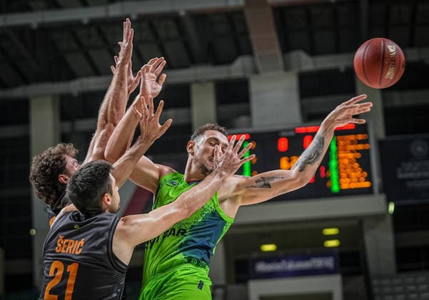 TOFAS v Niners Chemnitz - BKT EuroCup BURSA, TURKIYE - SEPTEMBER 29: Yigitcan Saybir (R) of TOFAS vies with Seric (21) and Burnham (L) of Niners Chemnitz during the BKT EuroCup Week Group C opening match between TOFAS and Niners Chemnitz in Bursa, Turkiye, on September 29, 2026. Sergen Sezgin Anadolu Bursa Turkey. Editorial use only. Please get in touch for any other usage.  Copyright: x2026xAnadoluxSergenxSezginx