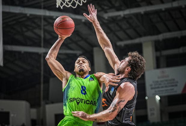 TOFAS v Niners Chemnitz - BKT EuroCup BURSA, TURKIYE - SEPTEMBER 29: Jones (8) of TOFAS vies with Burnham (R) of Niners Chemnitz during the BKT EuroCup Week Group C opening match between TOFAS and Niners Chemnitz in Bursa, Turkiye, on September 29, 2026. Sergen Sezgin Anadolu Bursa Turkey. Editorial use only. Please get in touch for any other usage.  Copyright: x2026xAnadoluxSergenxSezginx