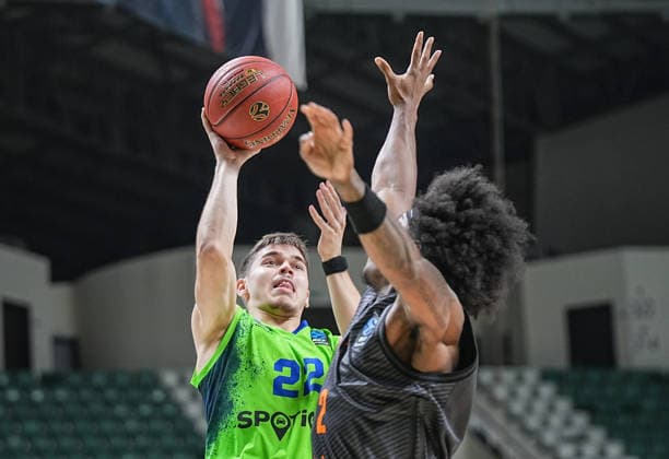 TOFAS v Niners Chemnitz - BKT EuroCup BURSA, TURKIYE - SEPTEMBER 29: Efe Postel (L) of TOFAS vies with Smith (R) of Niners Chemnitz during the BKT EuroCup Week Group C opening match between TOFAS and Niners Chemnitz in Bursa, Turkiye, on September 29, 2026. Sergen Sezgin Anadolu Bursa Turkey. Editorial use only. Please get in touch for any other usage.  Copyright: x2026xAnadoluxSergenxSezginx
