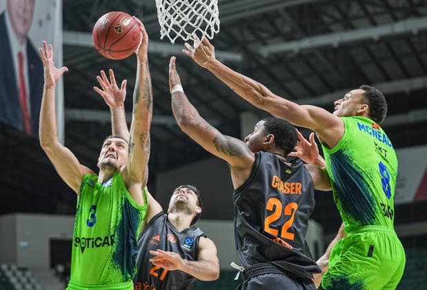 TOFAS v Niners Chemnitz - BKT EuroCup BURSA, TURKIYE - SEPTEMBER 29: Yigitcan Saybir (L) of TOFAS vies with Seric (2nd L) and Ceaser (2nd R) of Niners Chemnitz during the BKT EuroCup Week Group C opening match between TOFAS and Niners Chemnitz in Bursa, Turkiye, on September 29, 2026. Sergen Sezgin Anadolu Bursa Turkey. Editorial use only. Please get in touch for any other usage.  Copyright: x2026xAnadoluxSergenxSezginx