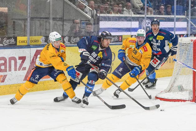 September 29, 2026, Quinto, Gottardo Arena, NL HC Ambrì Piotta vs. HC Davos: 88 Tommaso De Luca (Ambrì) vs. 46 Dominik Egli (Davos) and 28 Martin Gernat (Davos), Quinto, Gottardo Arena, Ticino, Switzerland Copyright: xJustPictures.ch JarixPestelaccix jp-en-JaPe-JP6_JAr_NL_HCAP_HCD_29Sep2026_000028