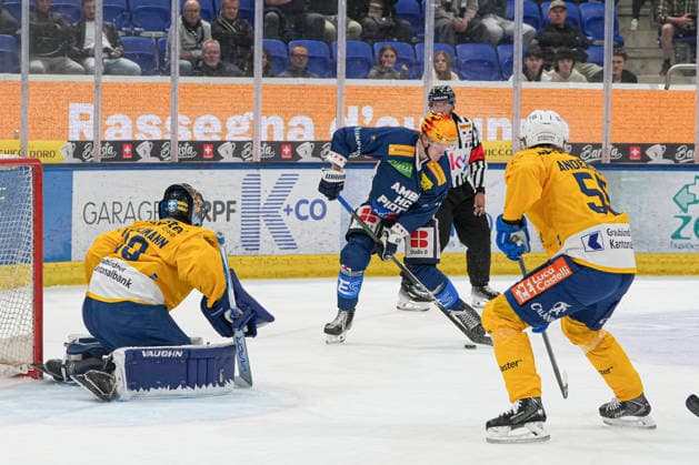 September 29, 2026, Quinto, Gottardo Arena, NL HC Ambri Piotta vs. HC Davos Top scorer Roby Jarventie (Ambri) against goalie Sandro Aeschlimann (Davos) Quinto Gottardo Arena Ticino Switzerland Copyright: xJustPictures.ch JarixPestelaccix jp-en-JaPe-JP6_JAr_NL_HCAP_HCD_29Sep2026_000054