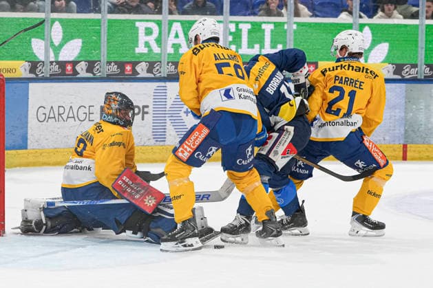 September 29, 2026, Quinto, Gottardo Arena, NL: HC Ambri-Piotta vs. HC Davos. Goaltender Sandro Aeschlimann of Davos in action against Nathan Borradori of Ambri-Piotta at the Gottardo Arena in Ticino, Switzerland. Copyright: xJustPictures.ch JarixPestelaccix jp-en-JaPe-JP6_JAr_NL_HCAP_HCD_29Sep2026_000062