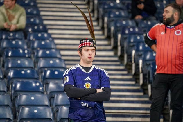 Soccer: UEFA Nations League 2026–2027, Matchday 2: Scotland vs. Switzerland at Hampden Park, Glasgow. A Scottish fan at Hampden Park during the Scotland vs. Switzerland match. The spectator is wearing the Scottish national team jersey and a traditional Scottish headdress with long feathers. Soccer, UEFA Nations League, Scotland, Switzerland, Fan, Spectator, Fan Culture, Portrait, Stands, National Team Jersey, Scotland Jersey, Headwear, Tradition, Tartan, Feathers, Hampden Park, Glasgow Copyright: xJOERANxSTEINSIEKx