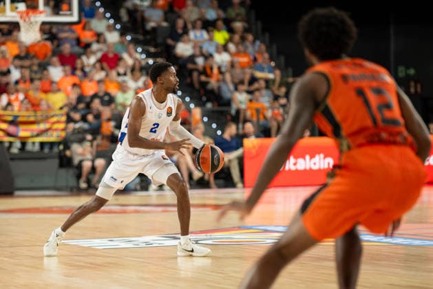 EuroLeague Round 2 match between Valencia Basket and of Kosner Baskonia Vitoria Gasteiz Kobi Simmons of Kosner Baskonia Vitoria Gasteiz seen in action during the EuroLeague Round 2 match between Valencia Basket and of Kosner Baskonia Vitoria Gasteiz at Roig Arena , (Valencia ) on September 29, 2025. Copyright: xVicentexVidalxFernandezx