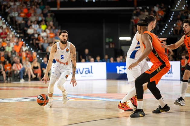 EuroLeague Round 2 match between Valencia Basket and of Kosner Baskonia Vitoria Gasteiz Chris Duarte of Kosner Baskonia Vitoria Gasteiz seen in action during the EuroLeague Round 2 match between Valencia Basket and of Kosner Baskonia Vitoria Gasteiz at Roig Arena , (Valencia ) on September 29, 2025. Copyright: xVicentexVidalxFernandezx
